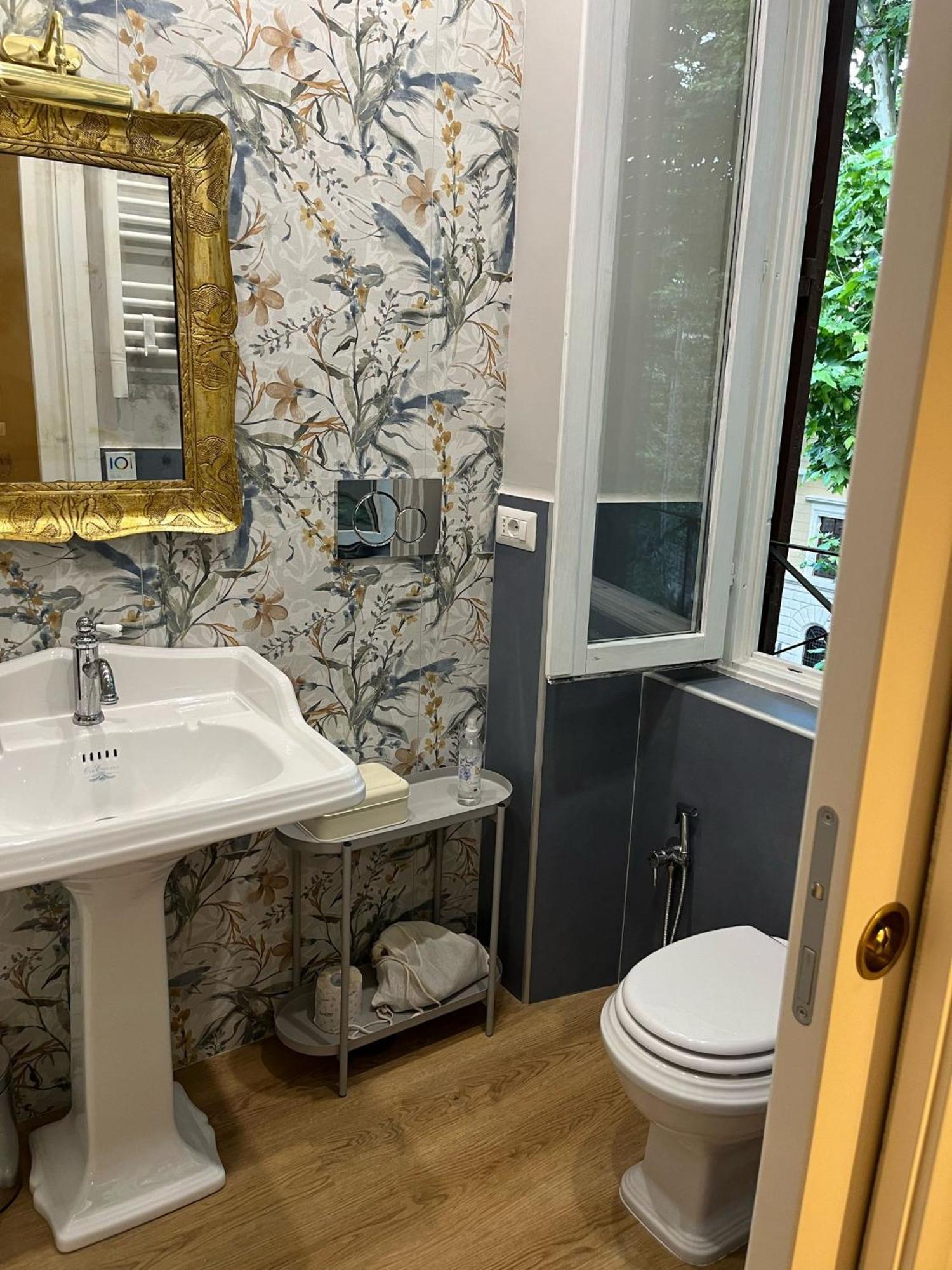 Queen Of Rome Luxury Rooms Екстер'єр фото